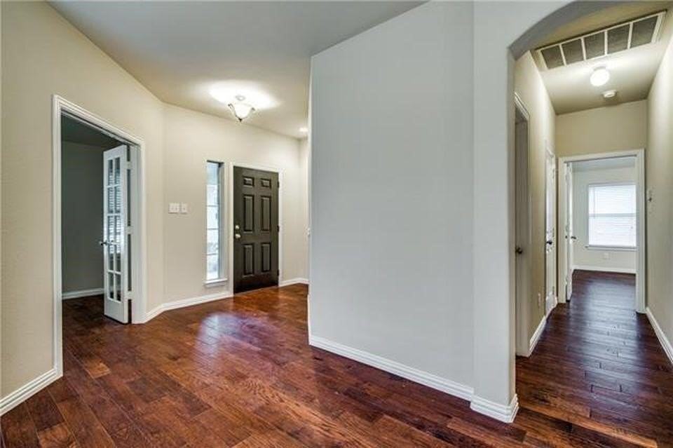 811 Creekside Dr - Photo 2 of 18
