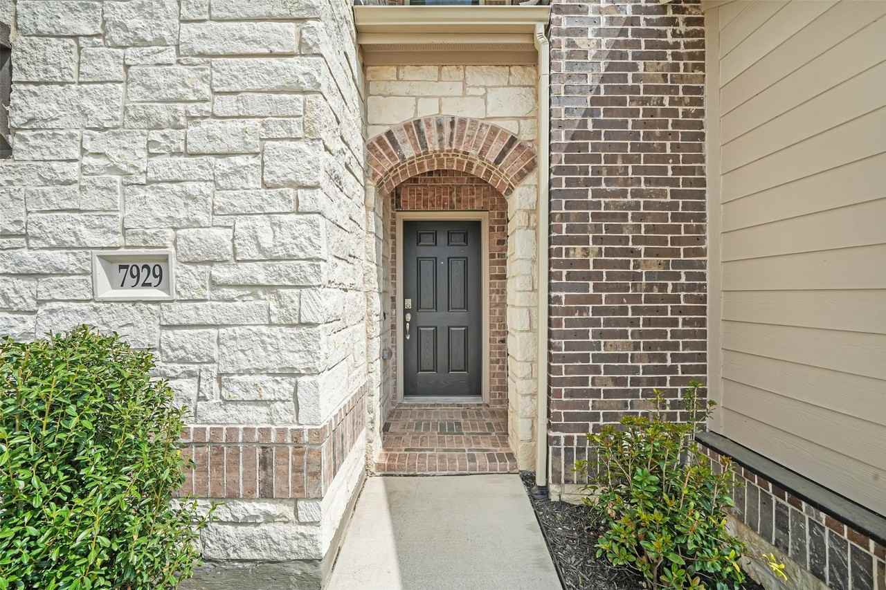 7929 Bayside Dr - Photo 5 of 40