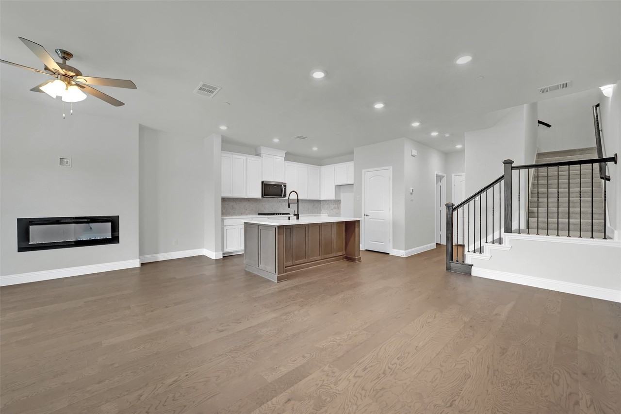 7929 Bayside Dr - Photo 6 of 40