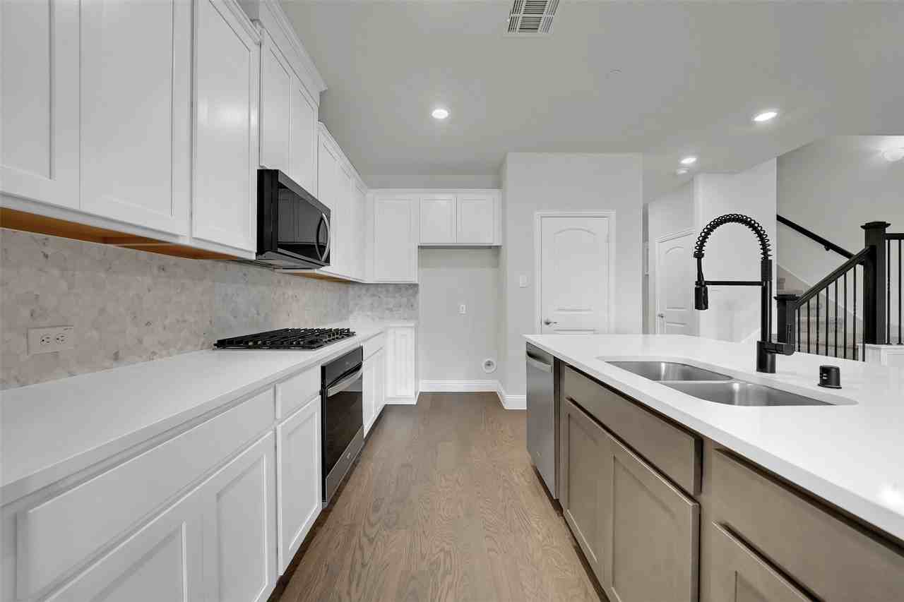 7929 Bayside Dr - Photo 7 of 40