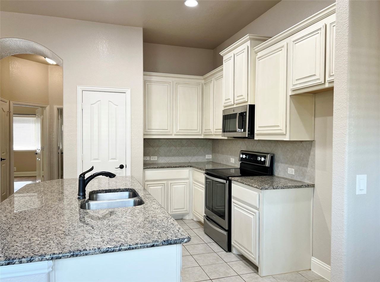 6613 Meadow Glen Dr - Photo 2 of 17