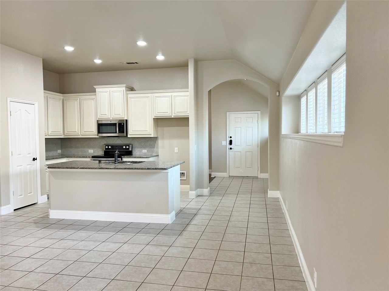 6613 Meadow Glen Dr - Photo 3 of 17