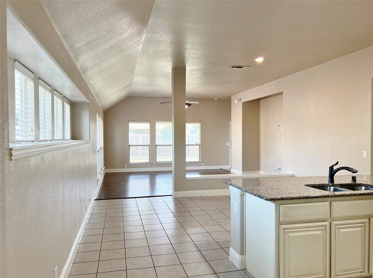 6613 Meadow Glen Dr - Photo 5 of 17
