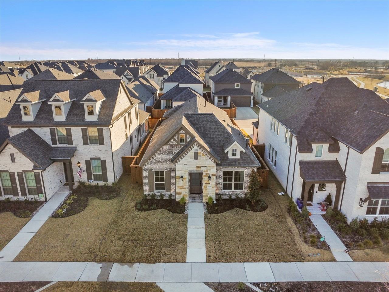 2612 Griffith Mews - Photo 2 of 18
