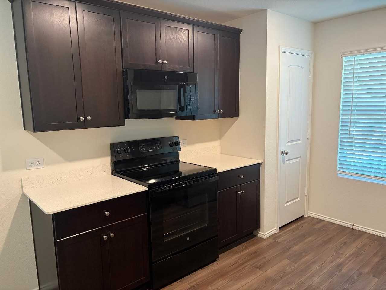 702 Slocum Way - Photo 5 of 11