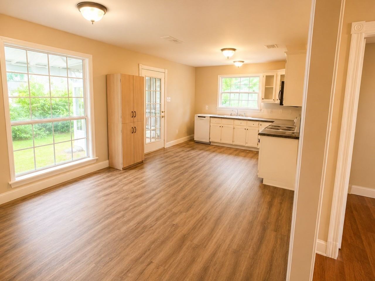 411 W College St - Photo 3 of 8