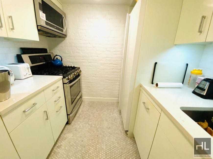455 W 43rd St - Photo 5 of 8