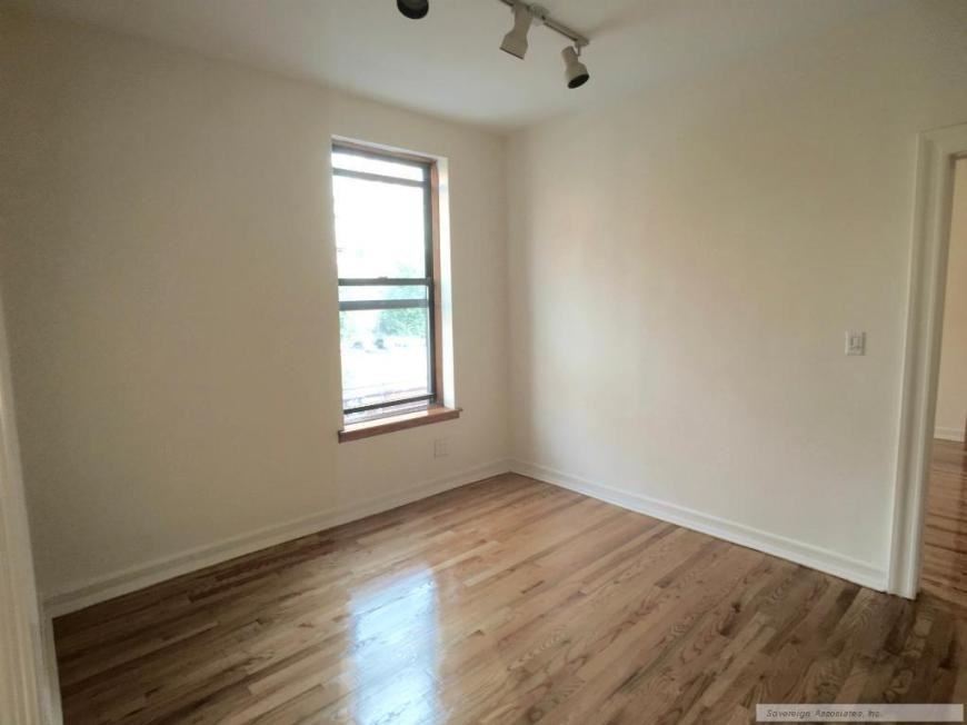 122 La Salle St - Photo 2 of 10