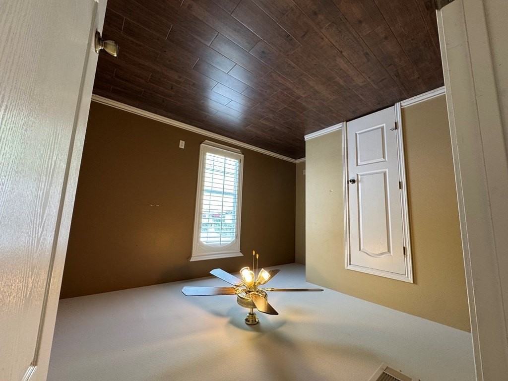 400 W Dengar Ave - Photo 2 of 19
