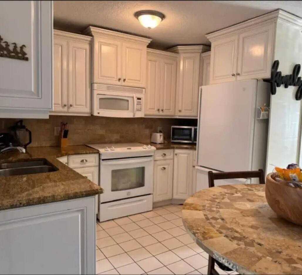 1813 Se Balleto St - Photo 3 of 4