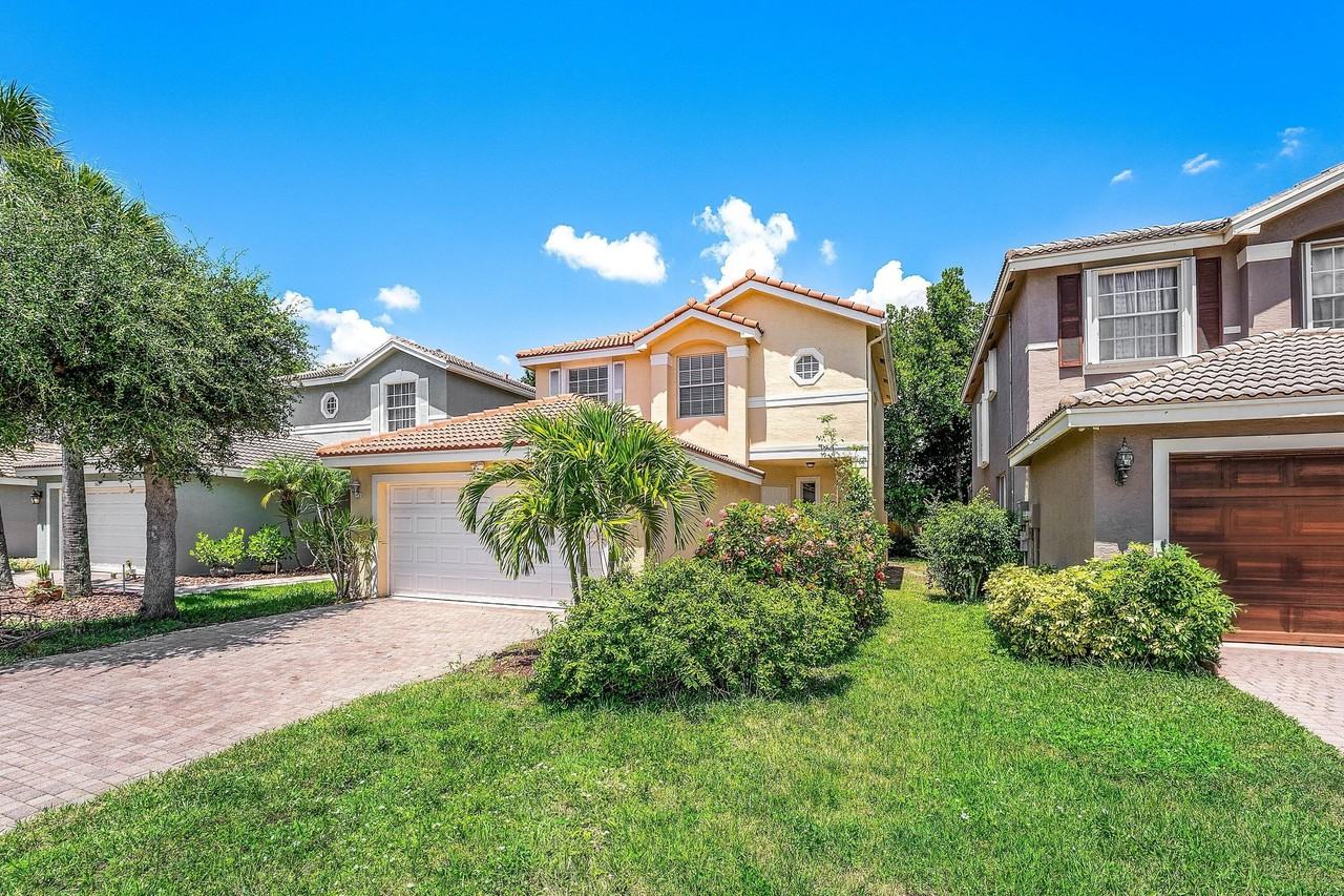 5477 Queenship Ct - Photo 3 of 47