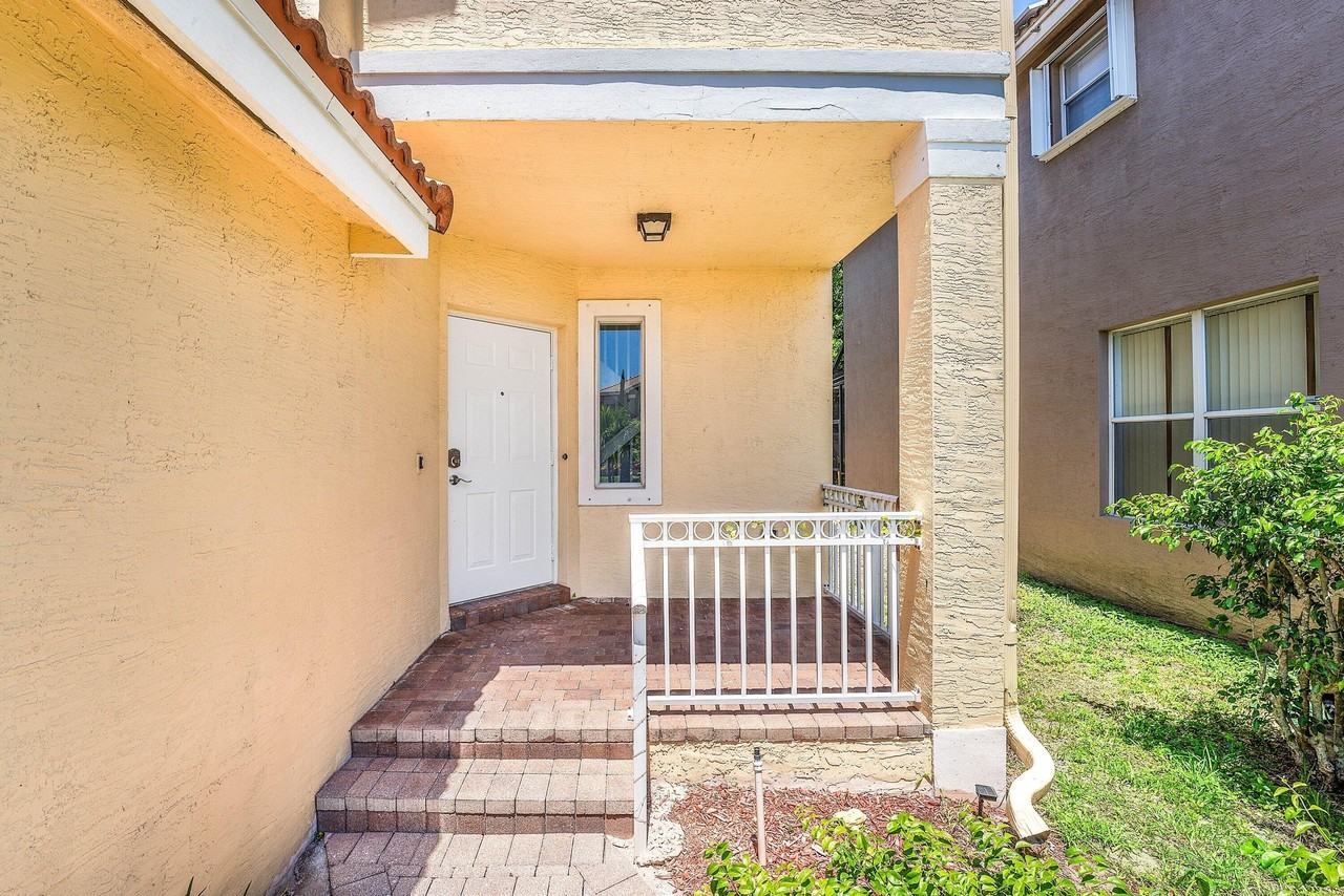 5477 Queenship Ct - Photo 4 of 47