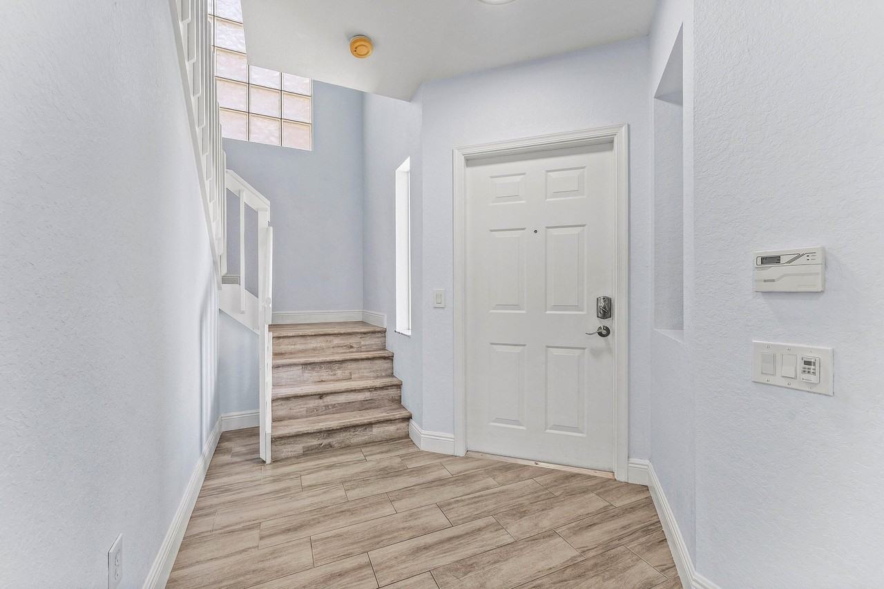 5477 Queenship Ct - Photo 5 of 47