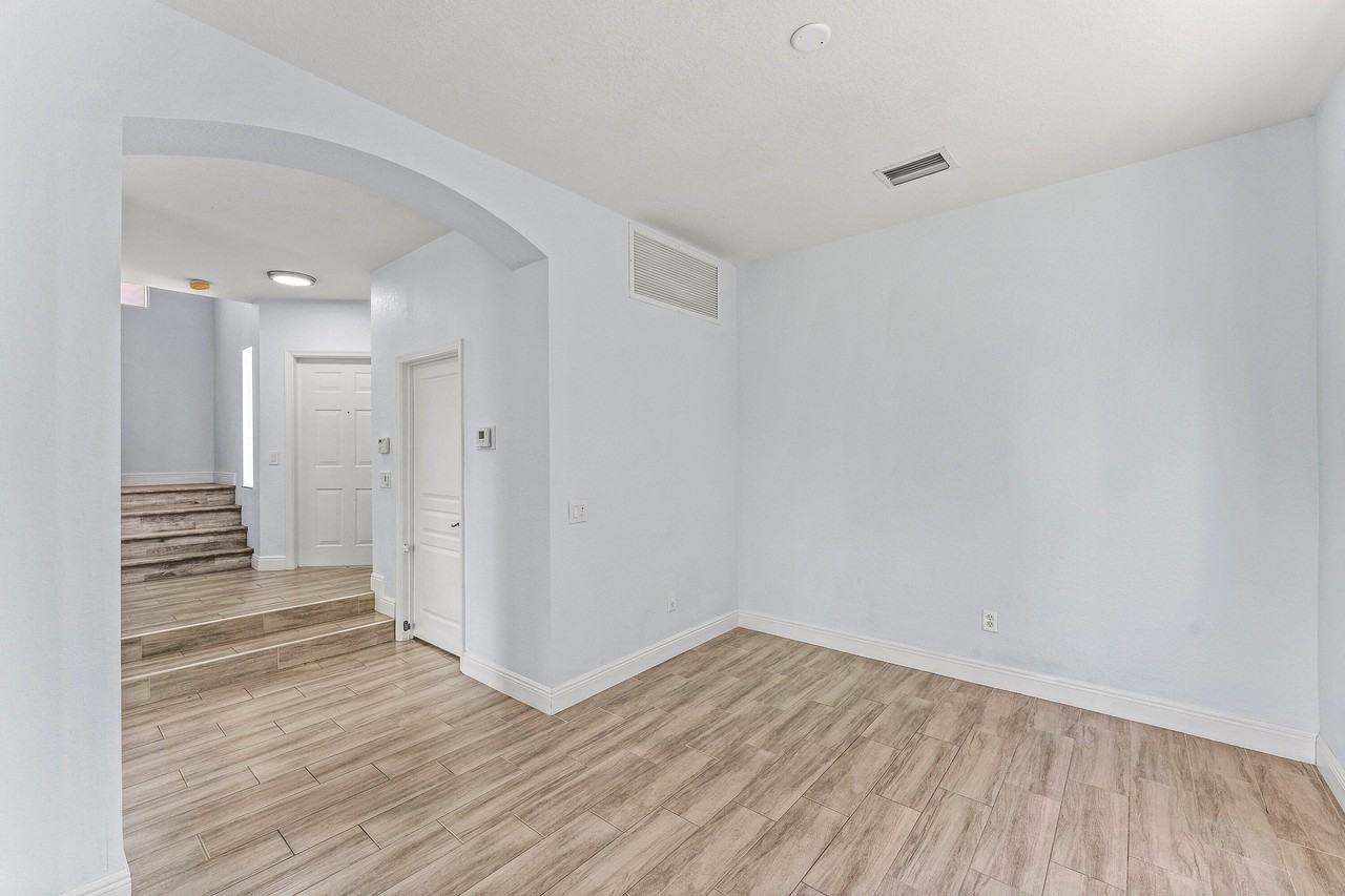 5477 Queenship Ct - Photo 7 of 47