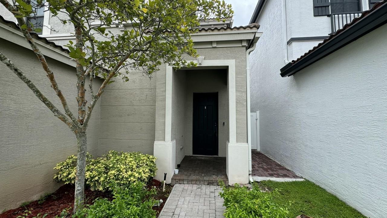 19103 Ne 8th Ct - Photo 2 of 20