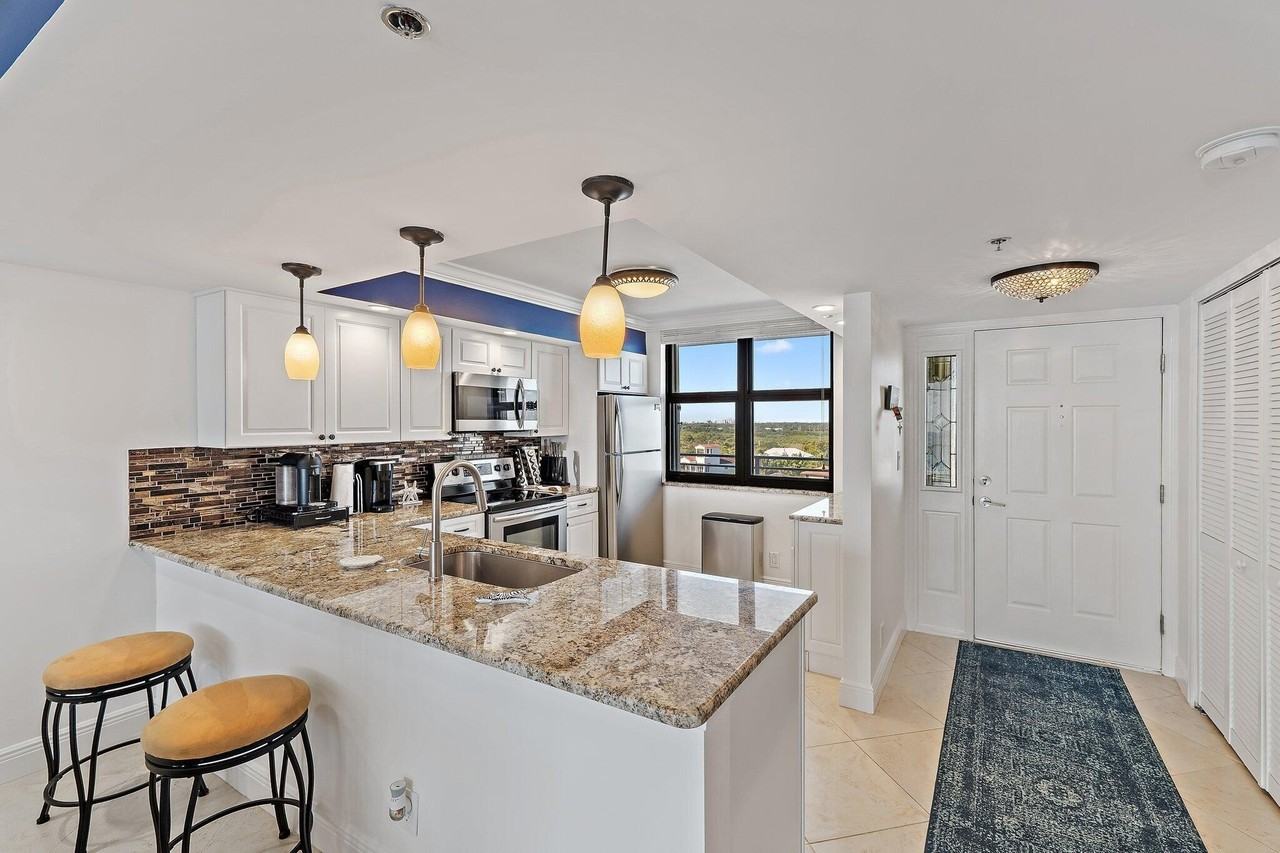 840 Ocean Dr #905 - Photo 3 of 45