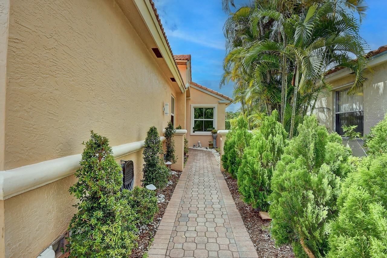 11182 Sea Grass Cir - Photo 2 of 37