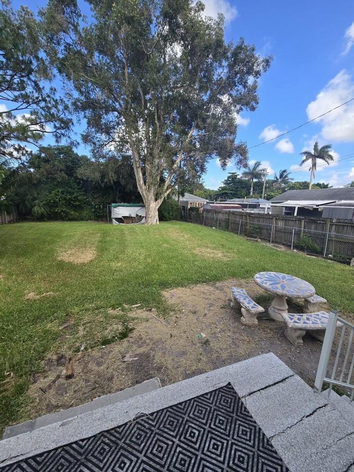 1220 Kent St - Photo 2 of 10