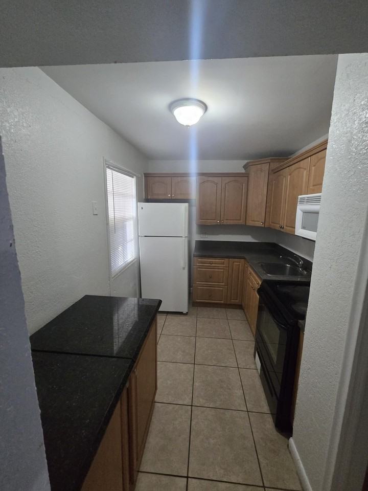 1220 Kent St - Photo 5 of 10