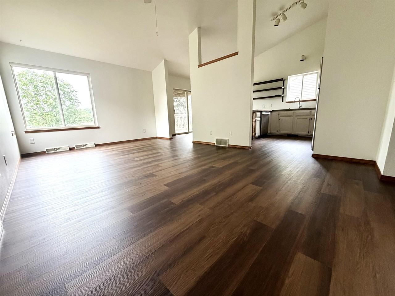 1217 Glacier Hill Dr - Photo 4 of 24