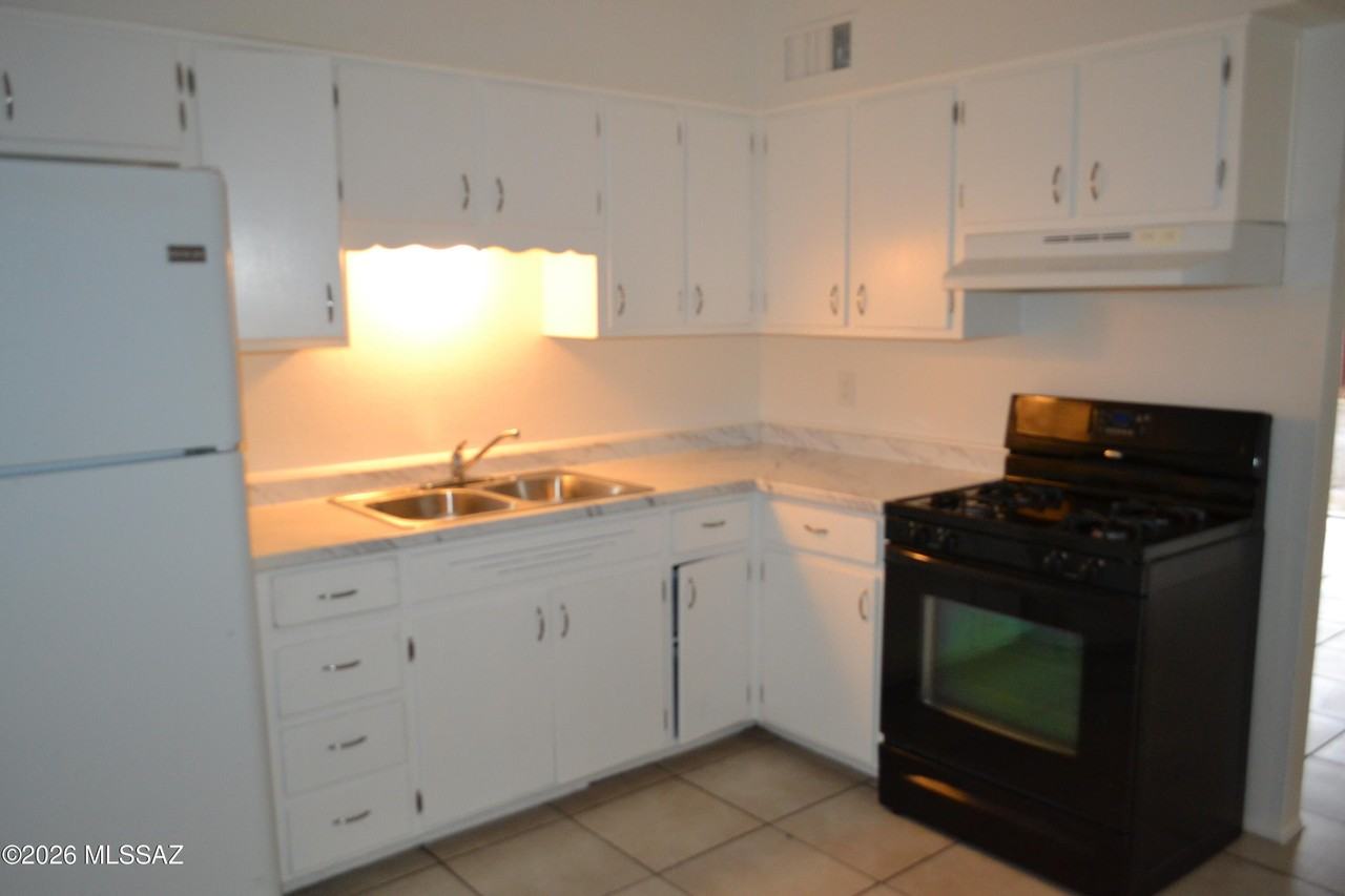 5739 E 26th St - Photo 6 of 11