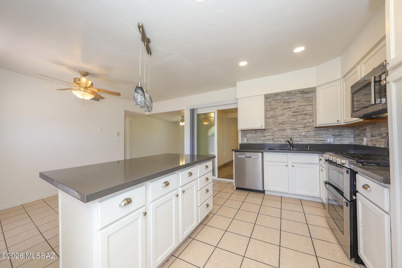 9530 E 42nd St - Photo 7 of 23