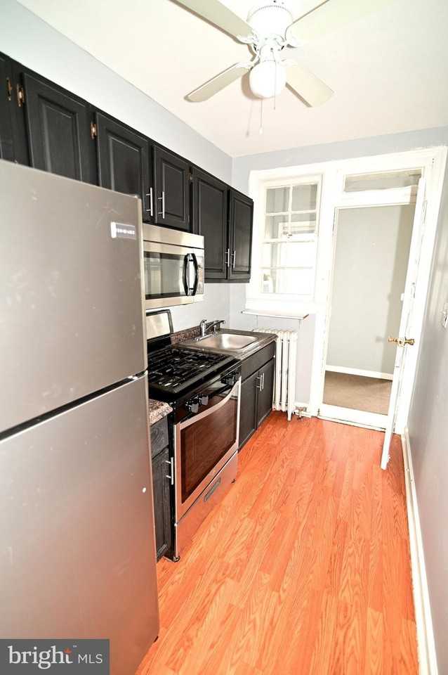 713 Hamlin St Ne #1 - Photo 7 of 37