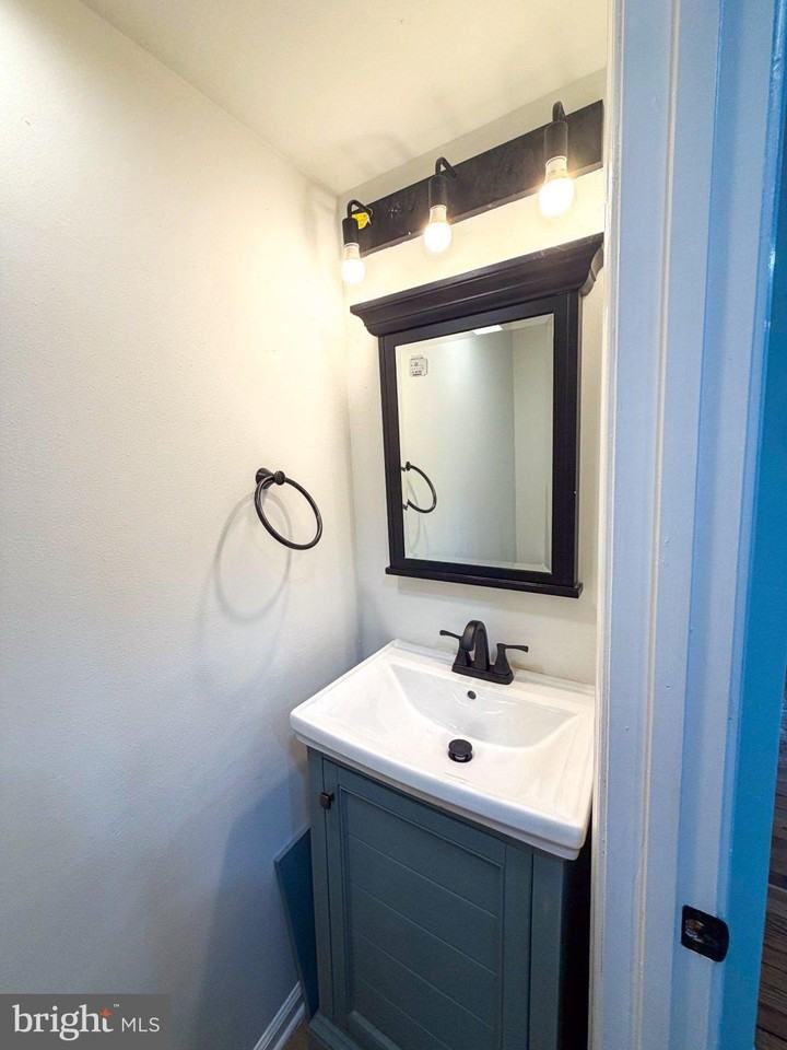 1226 W Pratt St - Photo 4 of 8