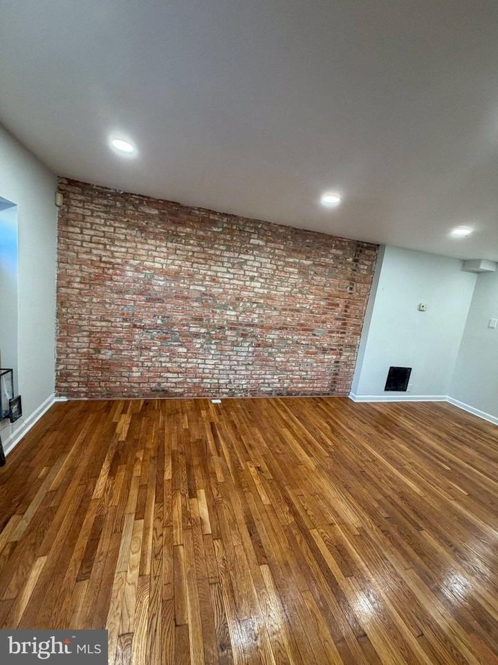 1226 W Pratt St - Photo 5 of 8