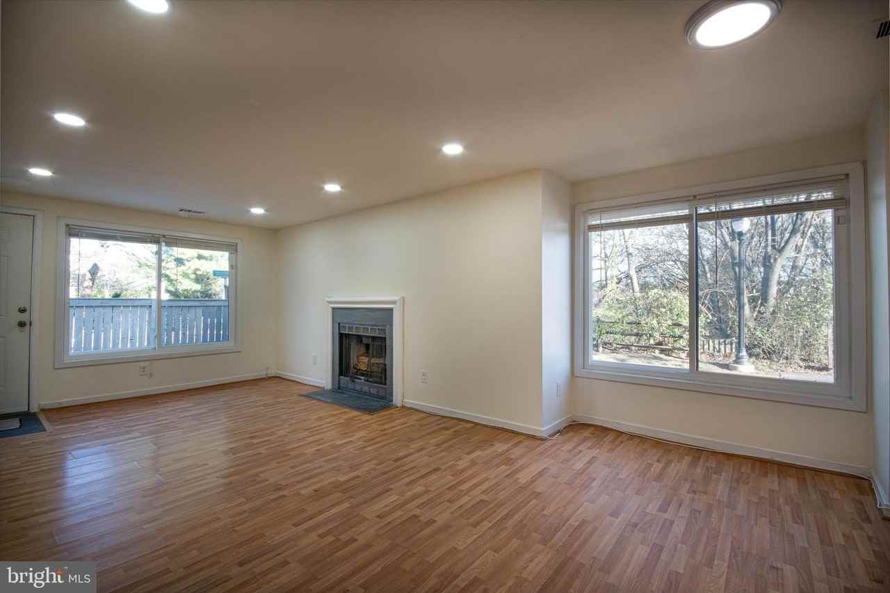 9400 Walburg Way - Photo 5 of 27