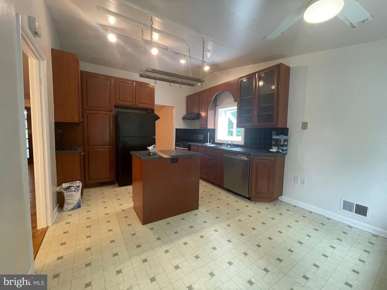 112 Claybrook Dr - Photo 4 of 50