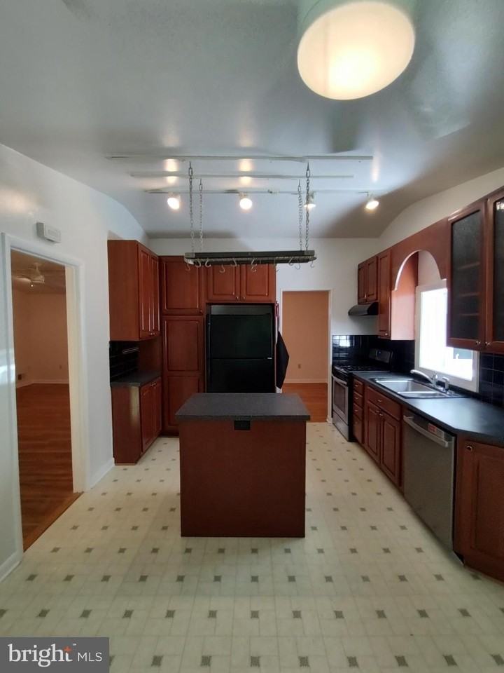 112 Claybrook Dr - Photo 7 of 50