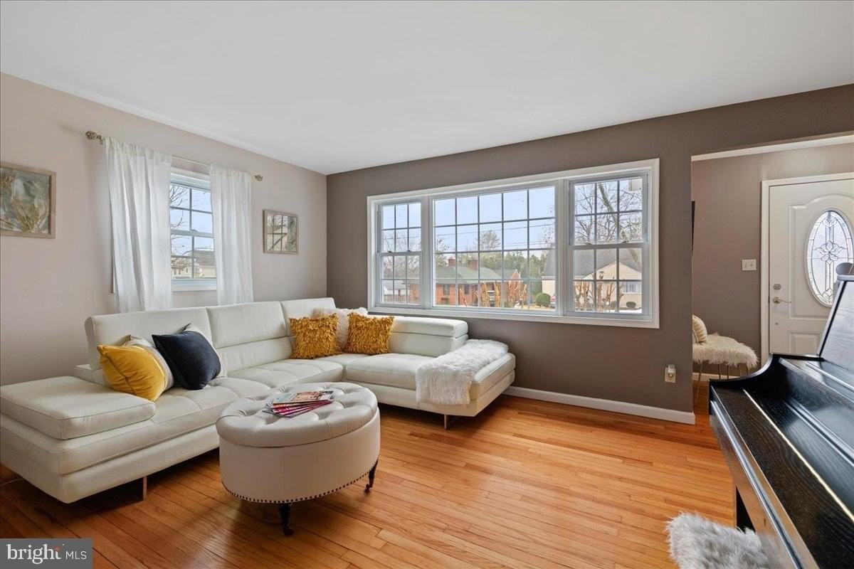 394 Franklin Ave - Photo 5 of 31