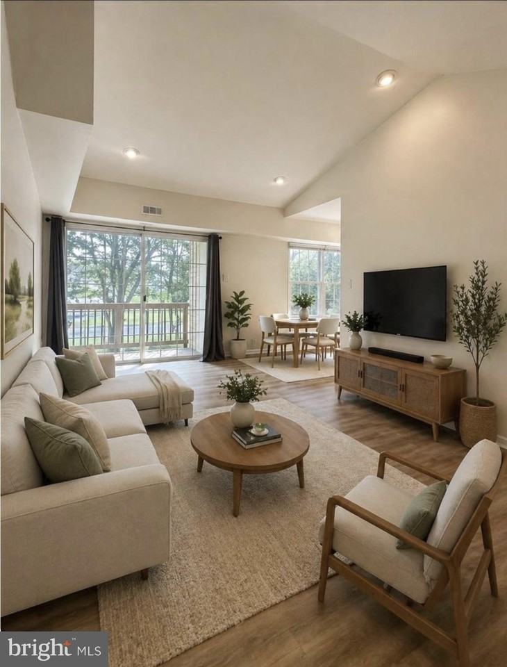 2022 Beacon Hill Dr - Photo 2 of 8