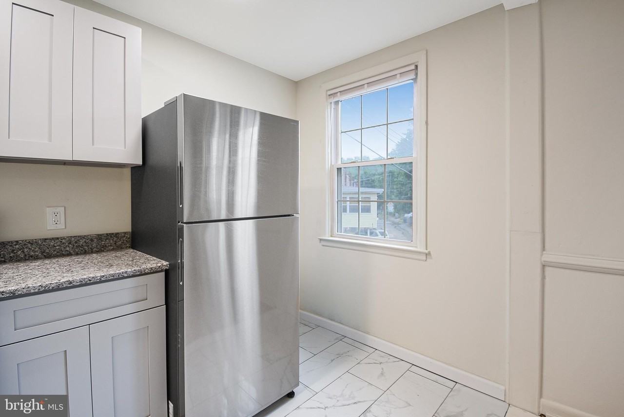 505 Stratford Rd - Photo 5 of 15