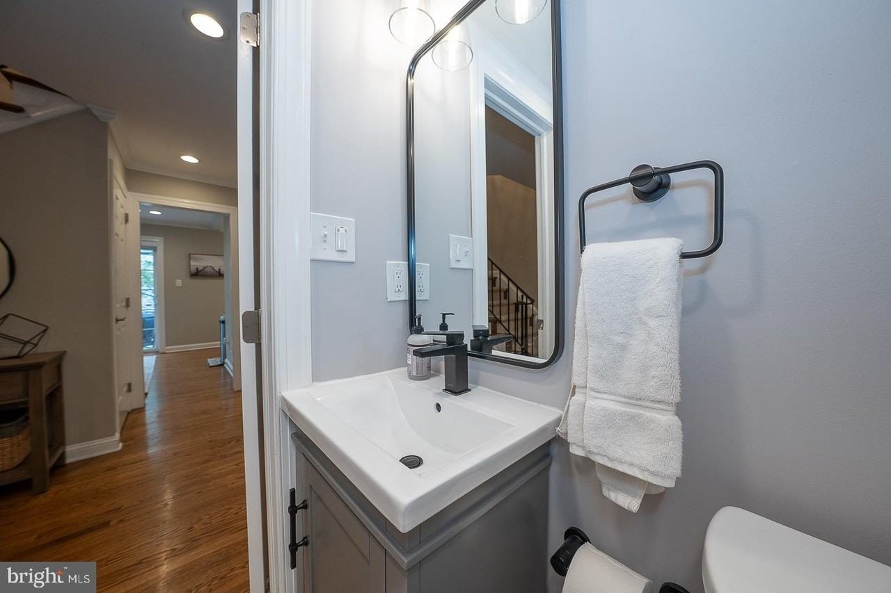 10 Hansen Ct - Photo 4 of 38