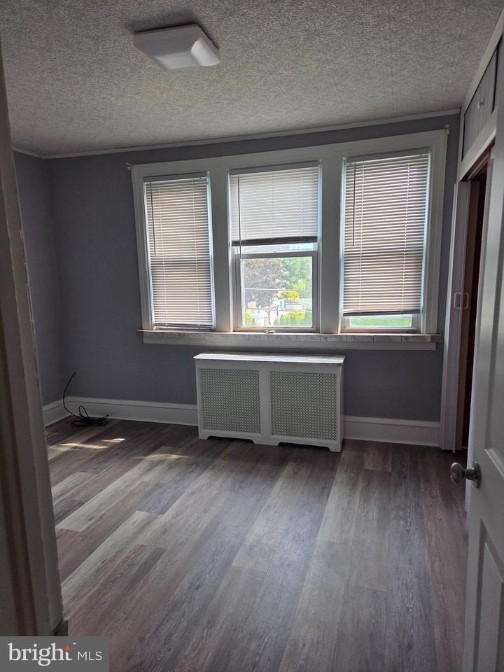 1954 Kohl St - Photo 6 of 11