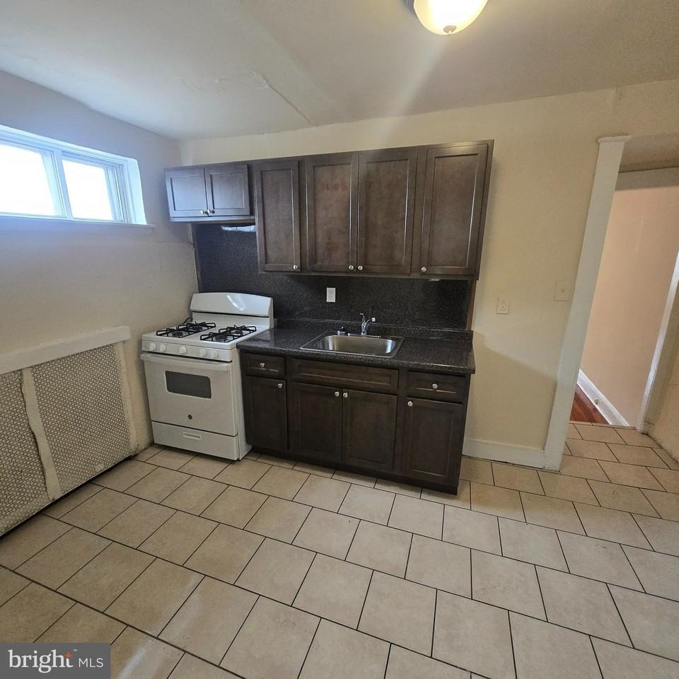 4672 Stenton Ave - Photo 4 of 16
