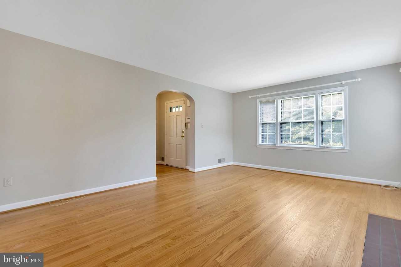 970 N Quintana St - Photo 4 of 33