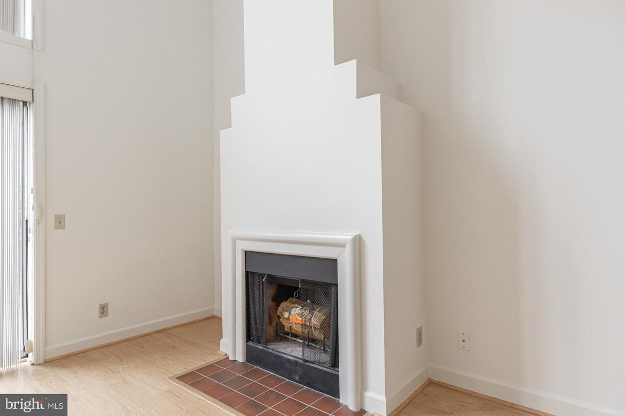 125 N Lee St - Photo 4 of 35