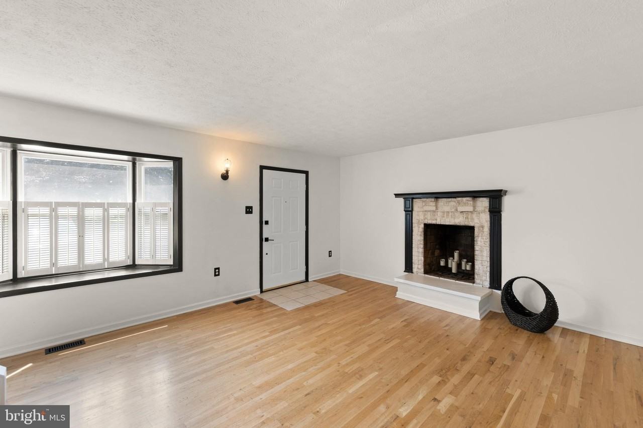 501 Tudor Dr - Photo 5 of 32
