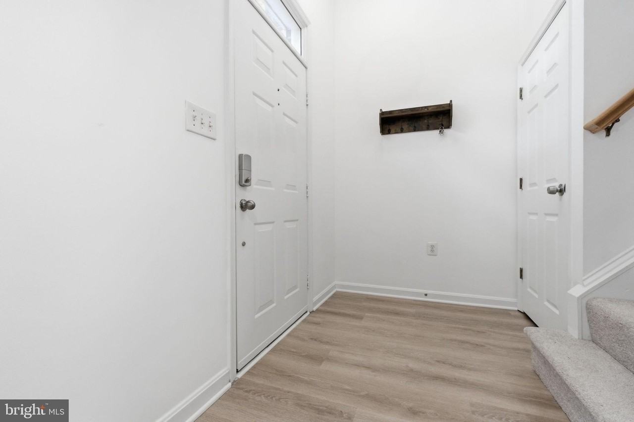 4067 Fountainside Ln - Photo 4 of 35