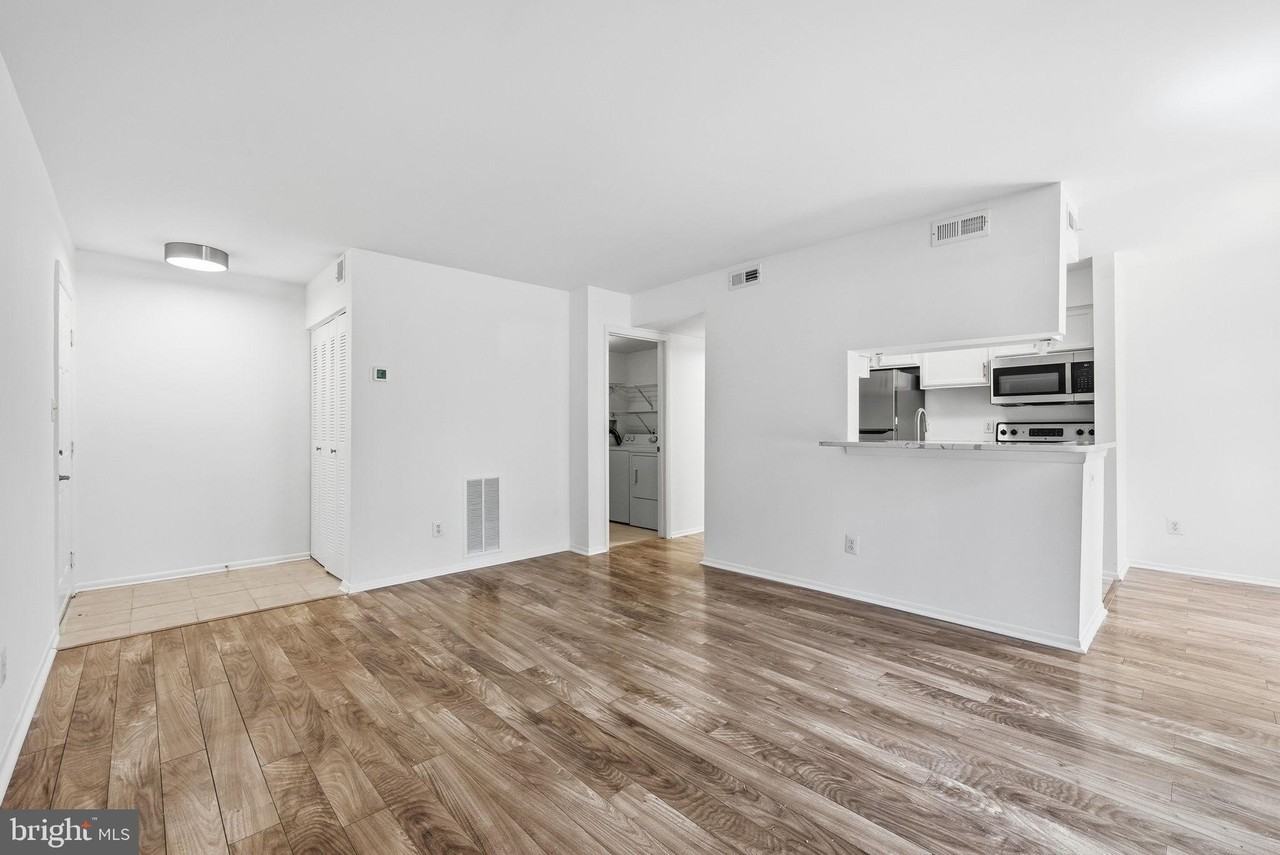 1703 Ascot Way #D - Photo 5 of 21