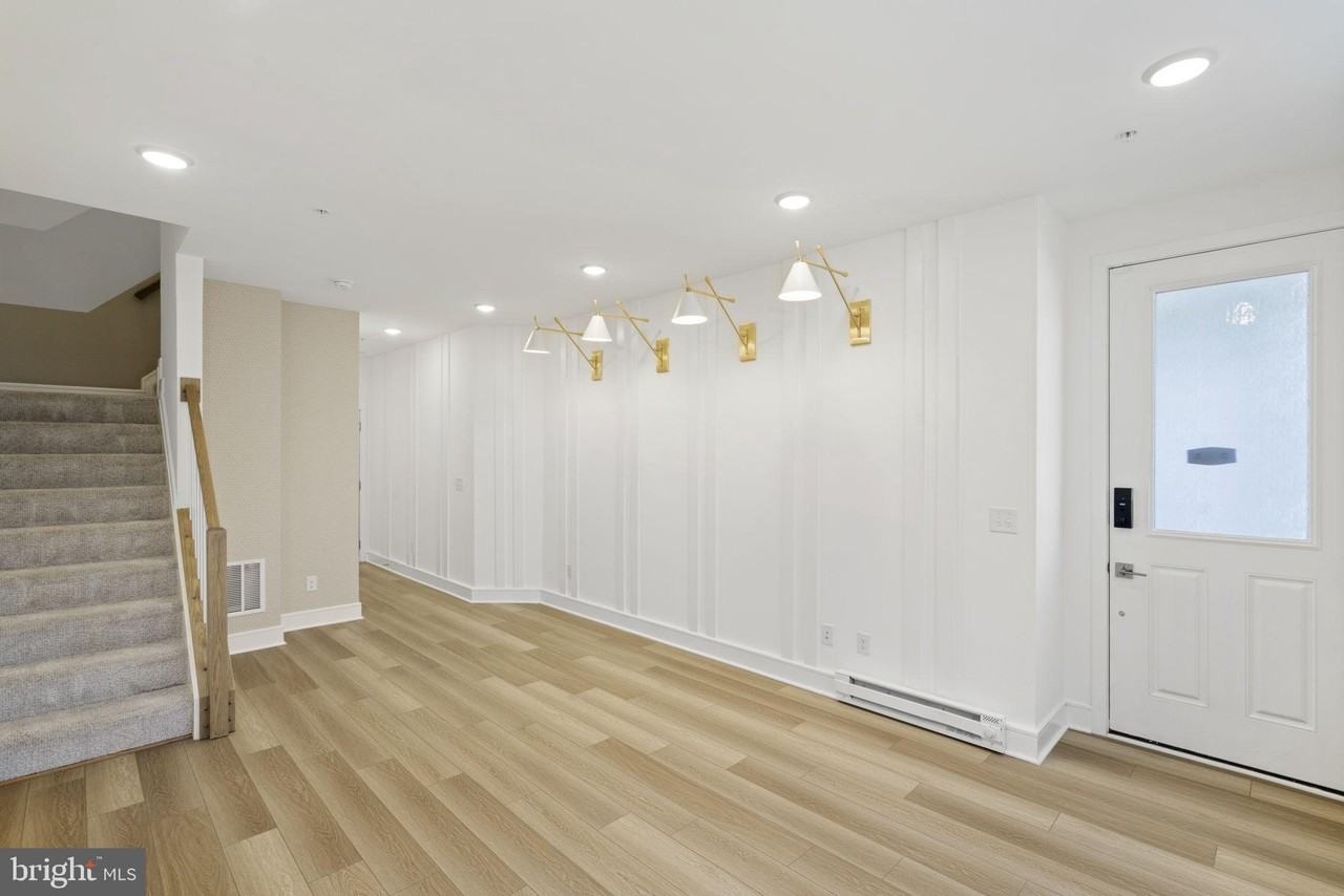 20799 Lamlash Ter - Photo 3 of 34