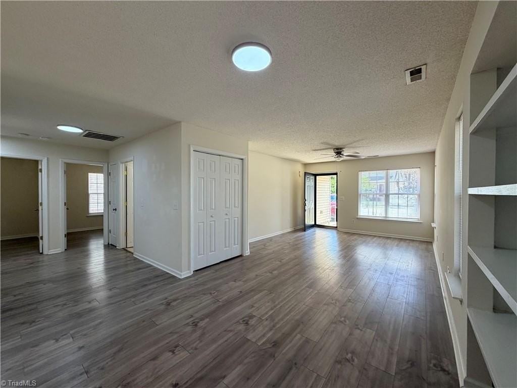 4832 Lighthouse Ct - Photo 6 of 39