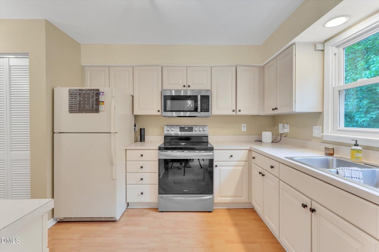 918 Hampshire Ct - Photo 4 of 30
