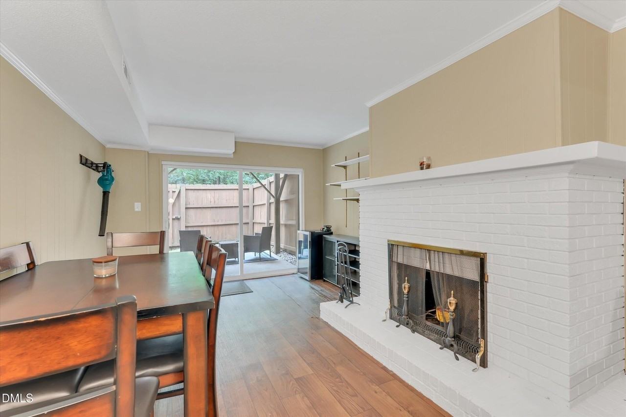918 Hampshire Ct - Photo 6 of 30