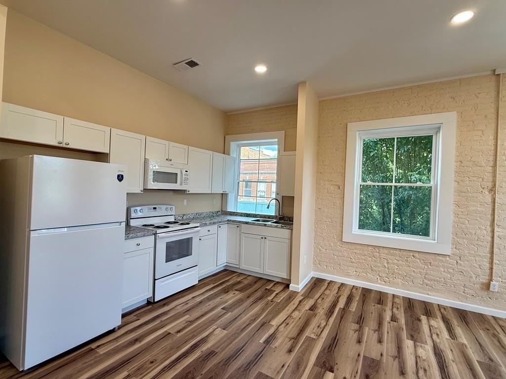 701 Charles St Apt A - Photo 4 of 13