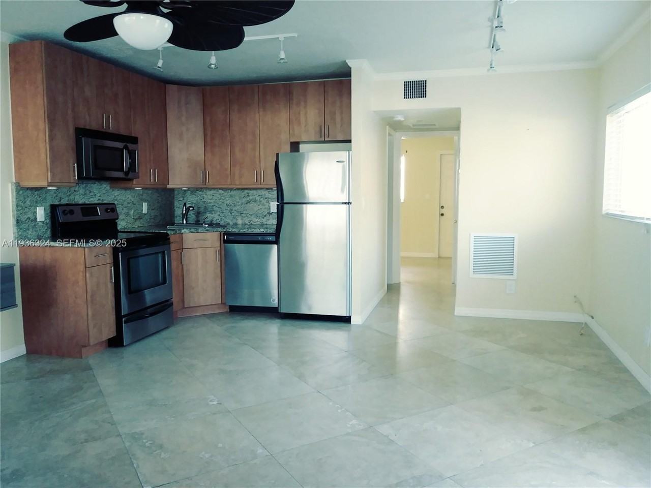 1865 Ne 46th St - Photo 2 of 8