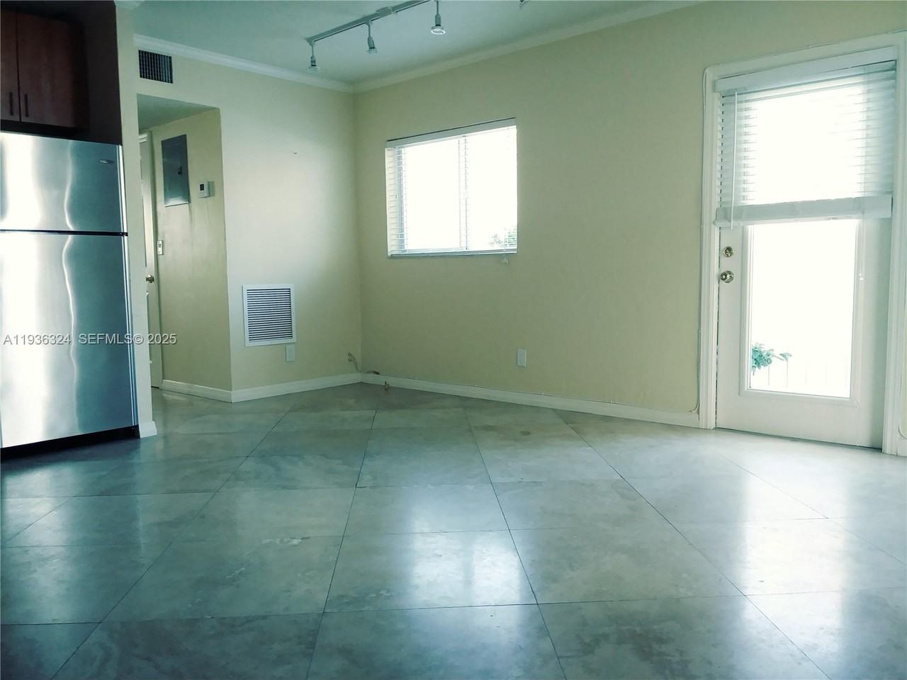 1865 Ne 46th St - Photo 3 of 8